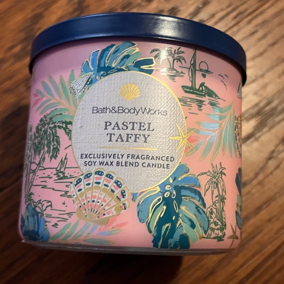 Bath & Body Works Pastel Taffy Candle - Pink and Blue - Picture 1 of 1